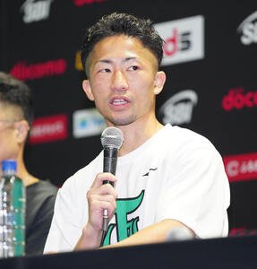 試合後の会見に臨む井上拓真(撮影･鈴木みどり)