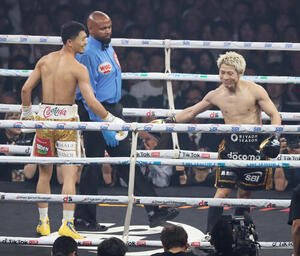 4団体統一スーパーバンタム級タイトルマッチ　1回を終え笑顔でタッチする中谷潤人(左)と井上尚弥(撮影･宮地輝)