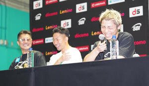 試合後の会見で笑顔の井上尚弥。左から井上真吾トレーナー、井上拓真(撮影･鈴木みどり)