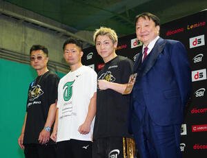 試合後の会見を終え、笑顔で写真に納まる、左から井上真吾トレーナー、井上拓真、井上尚弥、大橋秀行会長(撮影･鈴木みどり)