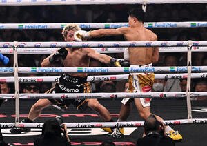 4団体統一世界スーパーバンタム級タイトルマッチ　7回、中谷潤人(右)は井上尚弥にパンチを打ち込む(撮影･滝沢徹郎)