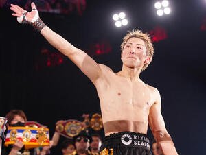 世界4団体統一スーパーバンタム級タイトルマッチ、試合後ファンの声援に応える井上尚弥(撮影･鈴木みどり)
