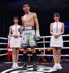 フェザー級10回戦、判定勝利し写真に納まる下町俊貴(撮影･鈴木みどり)