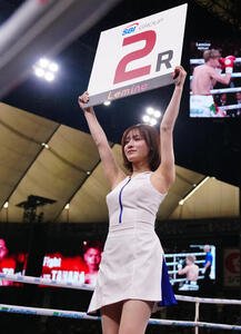 リングを彩るラウンドガール(撮影･鈴木みどり)