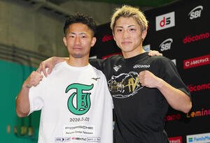 試合後の会見を終え、笑顔で写真に納まる井上尚弥(右)と井上拓真(撮影･鈴木みどり)