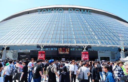 世界4団体統一スーパーバンタム級タイトルマッチ他、試合を前に東京ドーム前には多くの人だかり(撮影･垰建太)