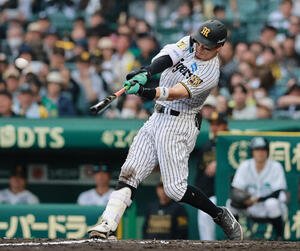 阪神対巨人　8回裏阪神無死、佐藤輝明はソロ本塁打を放つ(撮影･上山淳一)