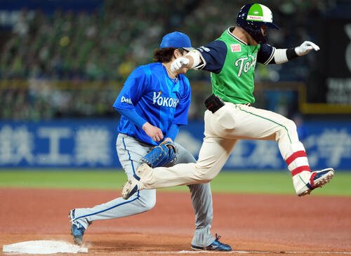 ヤクルト対DeNA 5回裏ヤクルト1死、内野安打を放ち一塁に駆け込む丸山和郁。左は入江大生(撮影･たえ見朱実)