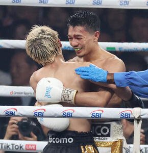 4団体統一スーパーバンタム級タイトルマッチ　12回を戦い終え井上尚弥(左)と笑顔で抱き合う中谷潤人(撮影･宮地輝)