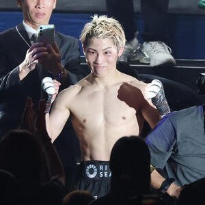 4団体統一スーパーバンタム級タイトルマッチ　中谷潤人に判定勝利し笑顔でガッツポーズする井上尚弥(撮影･宮地輝)
