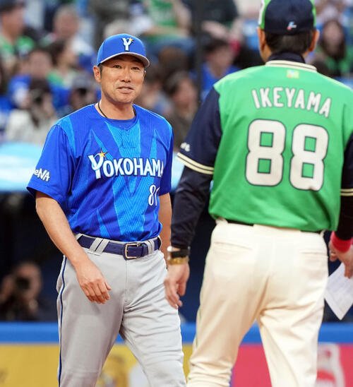 ヤクルト対DeNA　メンバー表の最終確認を行ったDeNA相川亮二監督(撮影･たえ見朱実)