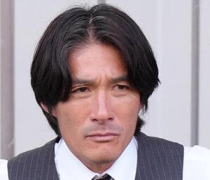 2026年5月2日、浦和対千葉　ピッチに視線を向ける浦和田中達也暫定監督(撮影･足立雅史)