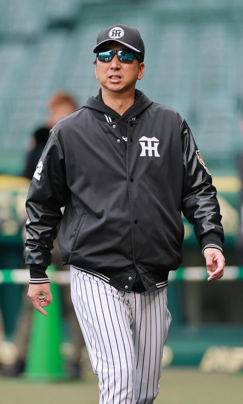 阪神対巨人　試合前の練習を見守る阪神藤川球児監督(撮影･上山淳一)