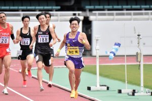 静岡国際の男子800メートルで日本新記録をマークした落合晃(右)=2026年5月3日、静岡県袋井市、加藤秀彬撮影