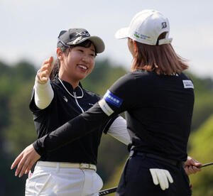 NTTドコモビジネスレディス　最終日　優勝し抱き合う菅沼菜々(左)と平塚新夢(撮影･小島史椰).