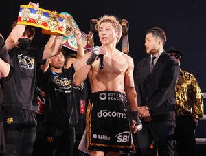 世界4団体統一スーパーバンタム級タイトルマッチ、試合後あいさつする井上尚弥(撮影･鈴木みどり)
