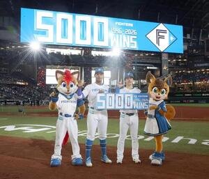 日本ハム対オリックス　球団創設通算5000勝達成記念ボードを持ち笑顔の日本ハム万波中正(左)と北山亘基(撮影･黒川智章)