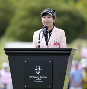 NTTドコモビジネスレディス　最終日　優勝しスピーチする菅沼菜々(撮影･小島史椰).