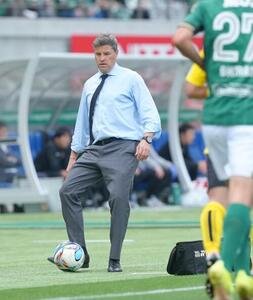 明治安田J1百年構想リーグ　東京V対柏　後半、ピッチの外に出たボールを蹴る柏リカルド･ロドリゲス監督(撮影･足立雅史)