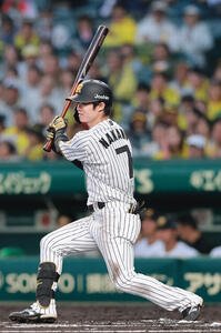 阪神対巨人　6回裏阪神無死、安打を放つ中野拓夢(撮影･上山淳一)