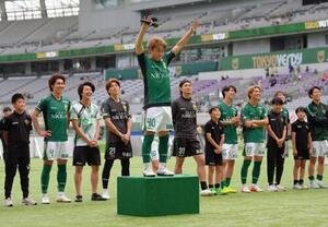 明治安田J1百年構想リーグ　東京V対柏　勝利し、お立ち台であいさつする東京V新井悠太(中央)(撮影･足立雅史)
