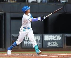 日本ハム対オリックス　6回裏日本ハム2死、本塁打を放つ万波中正(撮影･黒川智章)