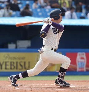 東京6大学野球　明大対立大　6回表明大1死満塁、光弘帆高は走者一掃の三塁打を放つ(撮影･柴田隆二)