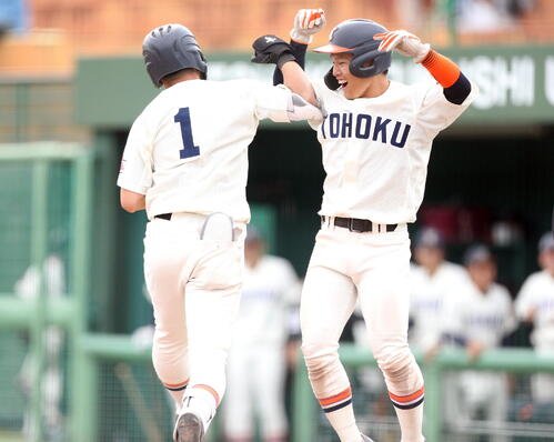 仙台大対東北福祉大　7回、勝ち越しを喜ぶ東北福祉大の多田羅(右)と高岡