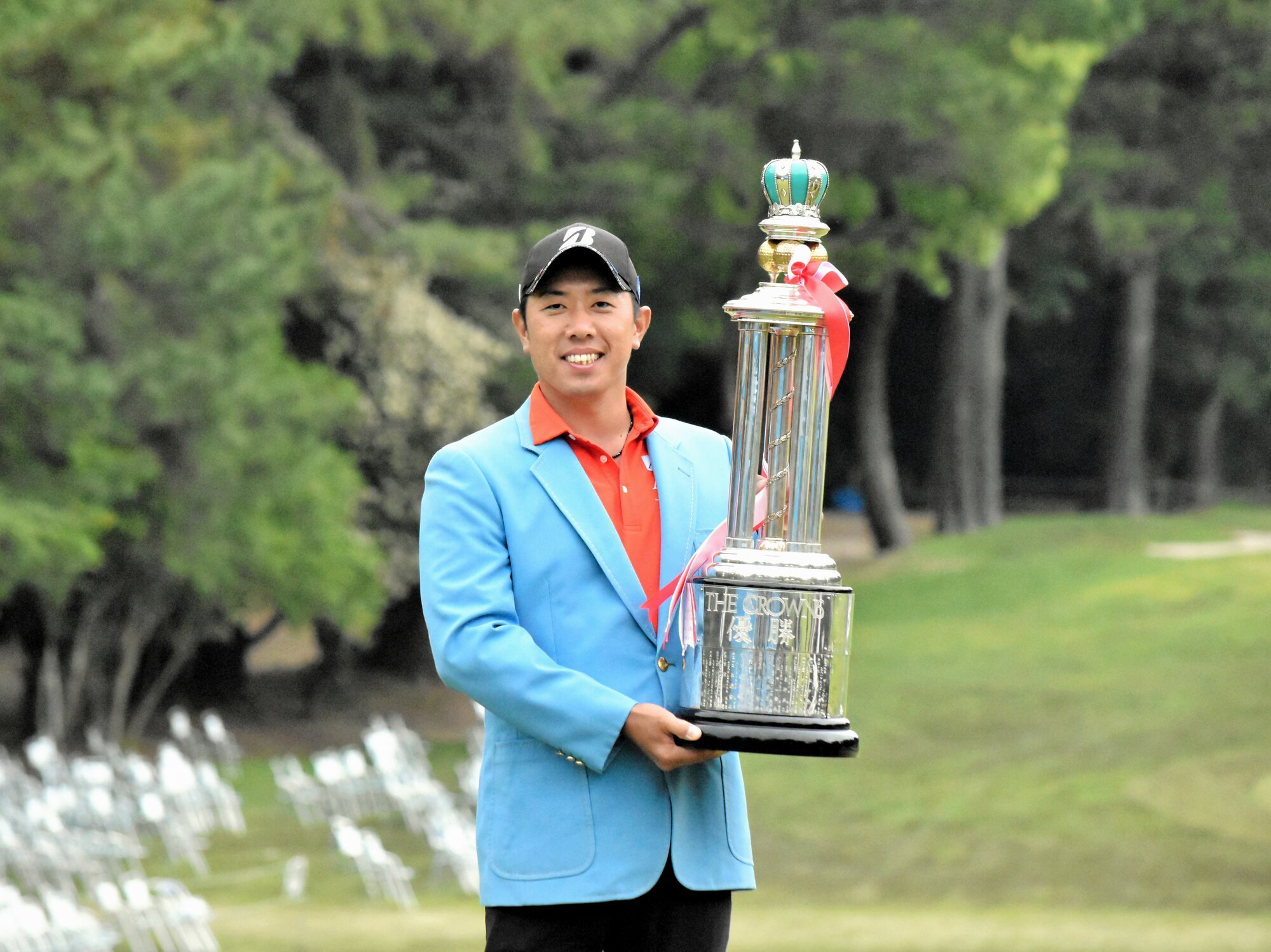 優勝トロフィーを掲げる堀川未来夢