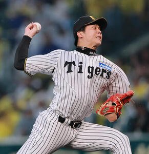 阪神対巨人　7回表、力投する才木浩人(撮影･上山淳一)