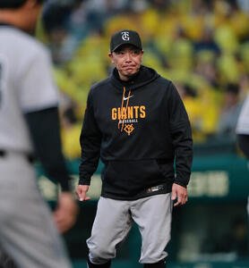 阪神対巨人　7回攻撃を終え、阿部慎之助監督は球審に交代を告げベンチに戻る(撮影･上山淳一)