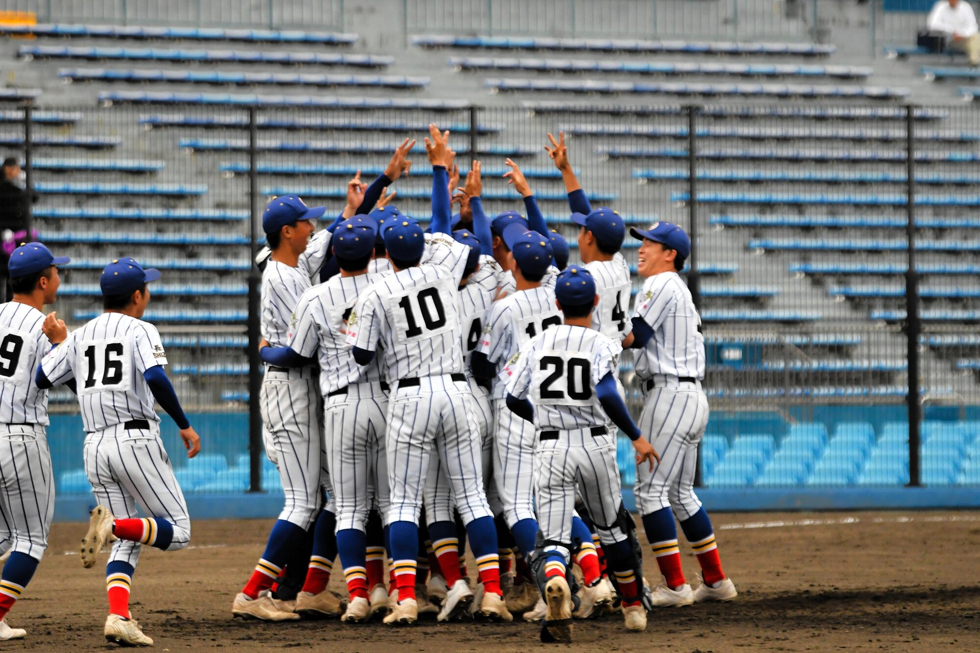 春季静岡県大会優勝を決めた知徳の選手たち=2026年5月3日午後3時16分、しずスタ草薙、滝沢貴大撮影