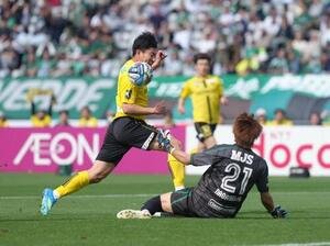 明治安田J1百年構想リーグ　東京V対柏　後半、シュートを阻まれる柏細谷真大(左)。東京V･GK長沢祐弥(撮影･足立雅史)