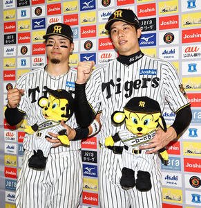 阪神対巨人　お立ち台でガッツポーズをする阪神佐藤輝明(左)と才木浩人(撮影･上田博志)