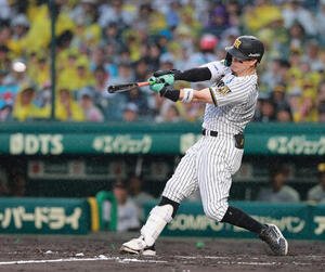 阪神対巨人　4回裏阪神無死一塁、佐藤輝明は適時三塁打を放つ(撮影･上山淳一)