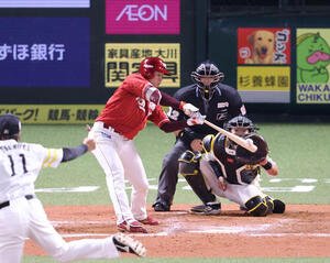 ソフトバンク対楽天　　8回表楽天2死一、二塁、中島大輔は左越えに適時二塁打を放つ(撮影･梅根麻紀)＝2026年5月3日