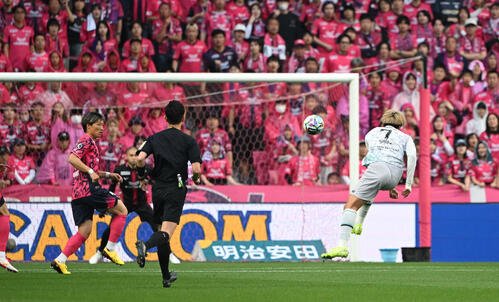 C大阪対福岡　前半、豪快にミドルシュートを決める福岡碓井聖生(撮影･和賀正仁)