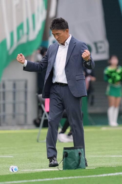 明治安田J1百年構想リーグ　東京V対柏　勝利し、ガッツポーズする東京V城福浩監督(撮影･足立雅史)