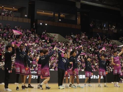 福島対熊本　プレーオフ･セミファイナル進出を決めた福島の選手たち