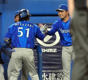 ヤクルト対DeNA 5回表DeNA2死、ソロ本塁打を放った宮崎敏郎を迎える石田裕太郎(撮影･たえ見朱実)