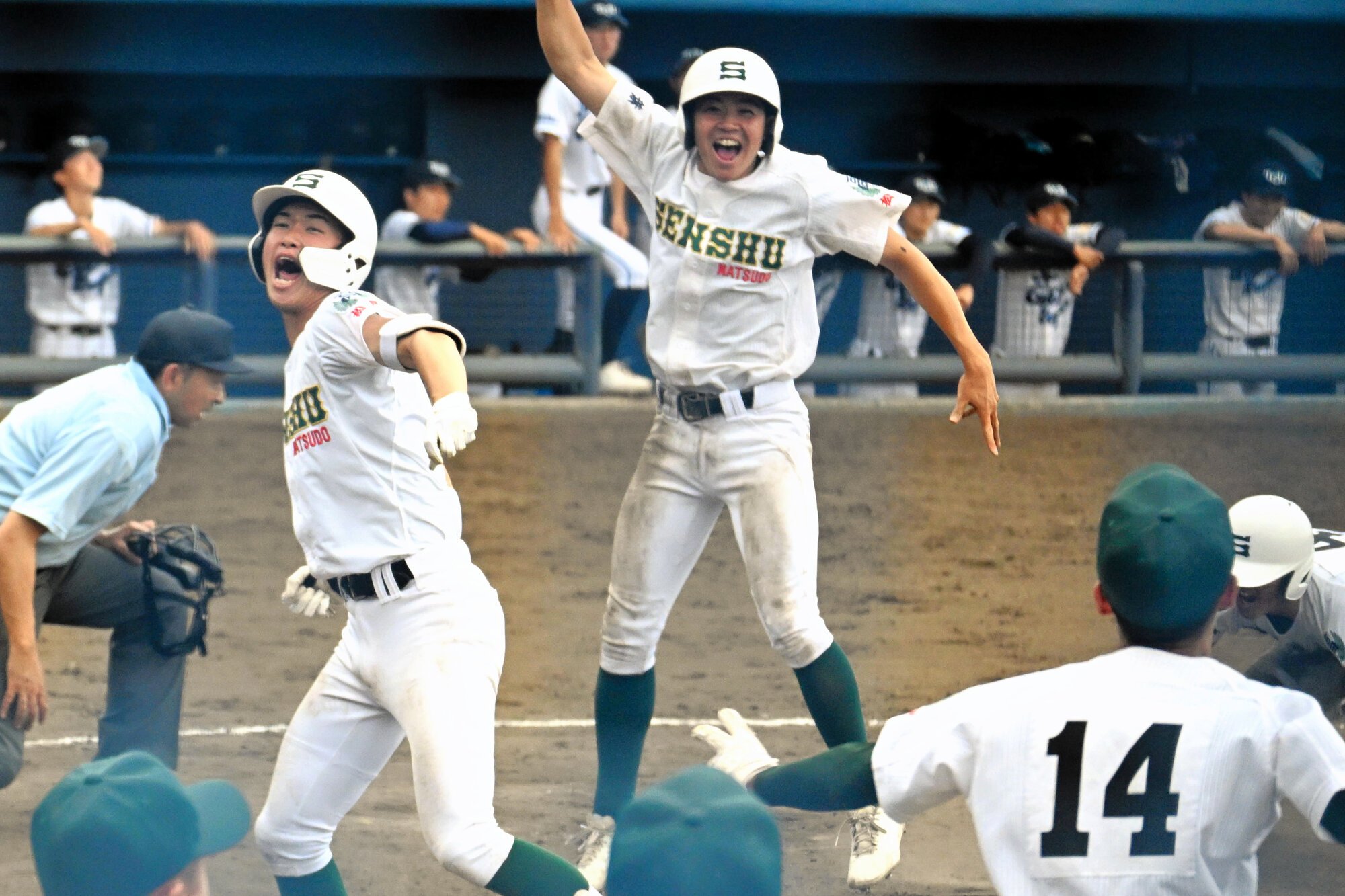 サヨナラ勝ちを決めて喜ぶ専大松戸の選手たち=2026年5月3日午後2時52分、県SC、高梨洸撮影
