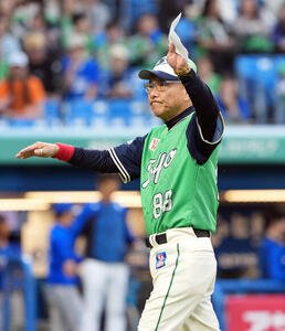 ヤクルト対DeNA　メンバー表の最終確認を終えファンの声援に手を振るヤクルト池山隆寛監督(撮影･たえ見朱実)