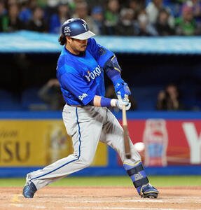 ヤクルト対DeNA 7回表DeNA無死二塁、適時打を放つ宮崎敏郎(撮影･たえ見朱実)