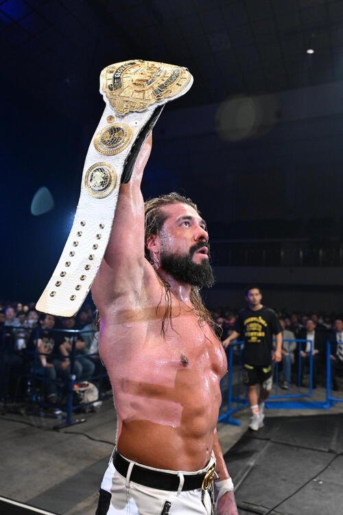 辻陽太を倒してIWGP GLOBALヘビー級王者となったアンドラデ