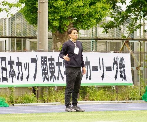 関東大学サッカーリーグ3部の東京農業大戦で指揮を執る東京学芸大の岩政大樹監督