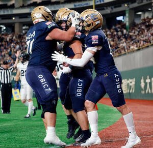 オービック対パナソニック　第3Q、RB島田隼輔(中央)のタッチダウンを喜ぶオービックの選手たち(撮影･山本朝陽)