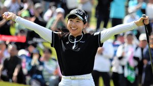 最終18番でパーパットを決めて、優勝を喜ぶ菅沼菜々