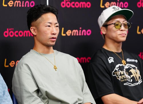 一夜明け会見に臨むWBC世界バンタム級王者の井上拓真。右は4団体統一スーパーバンタム級王者の井上尚弥(撮影･鈴木みどり)