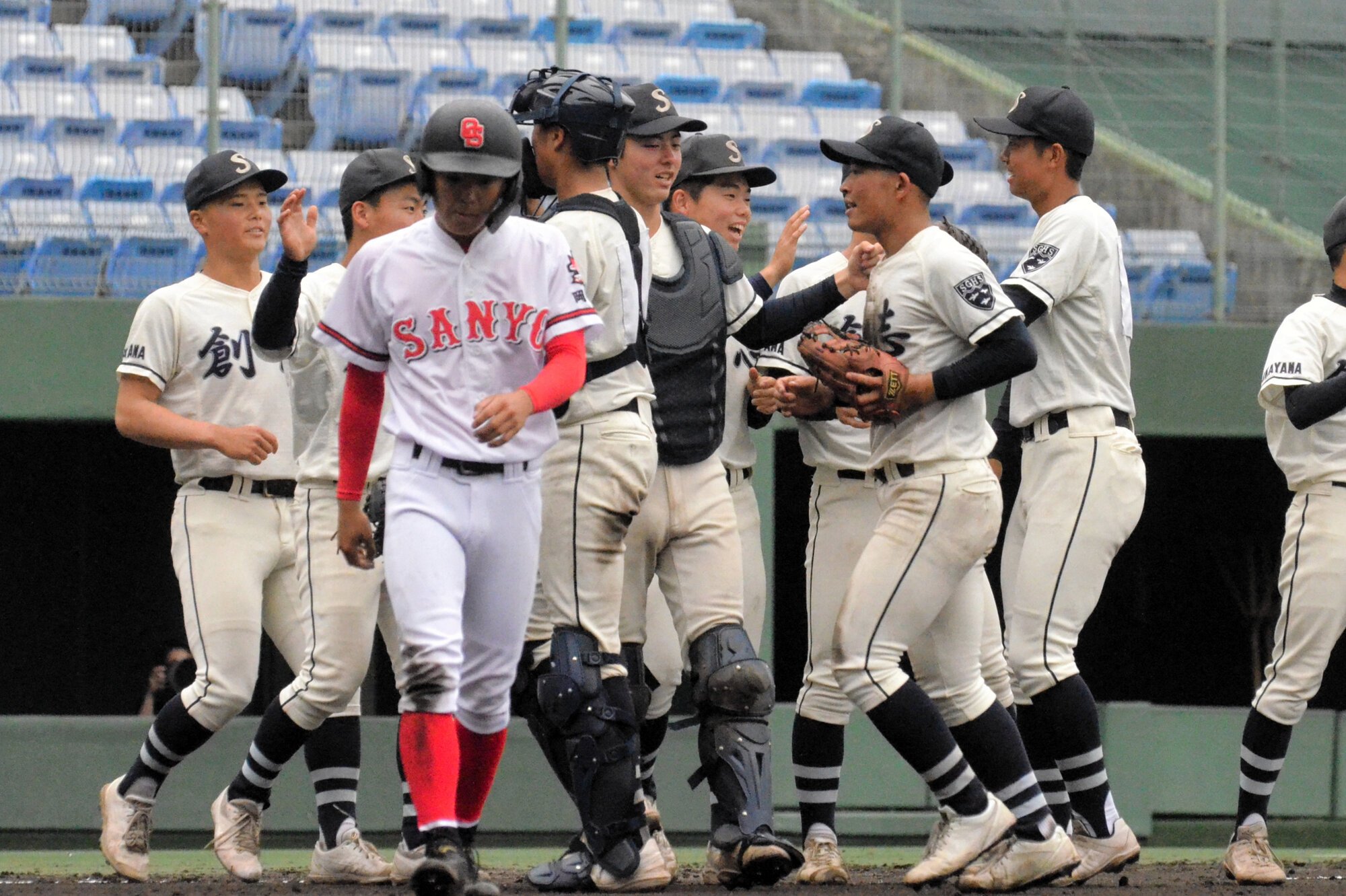 おかやま山陽―創志学園　優勝を決めて喜ぶ創志学園の選手たち=2026年5月3日、マスカット、中川壮撮影