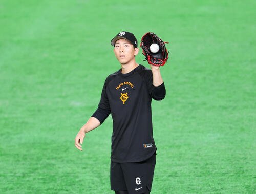 巨人対ヤクルト　キャッチボールをする巨人戸郷翔征(撮影･増田悦実)